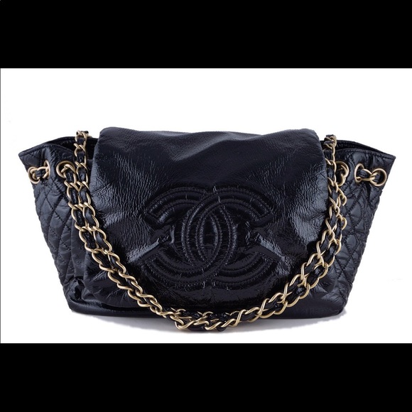 CHANEL Handbags - Chanel patent jumbo rock and chain bag